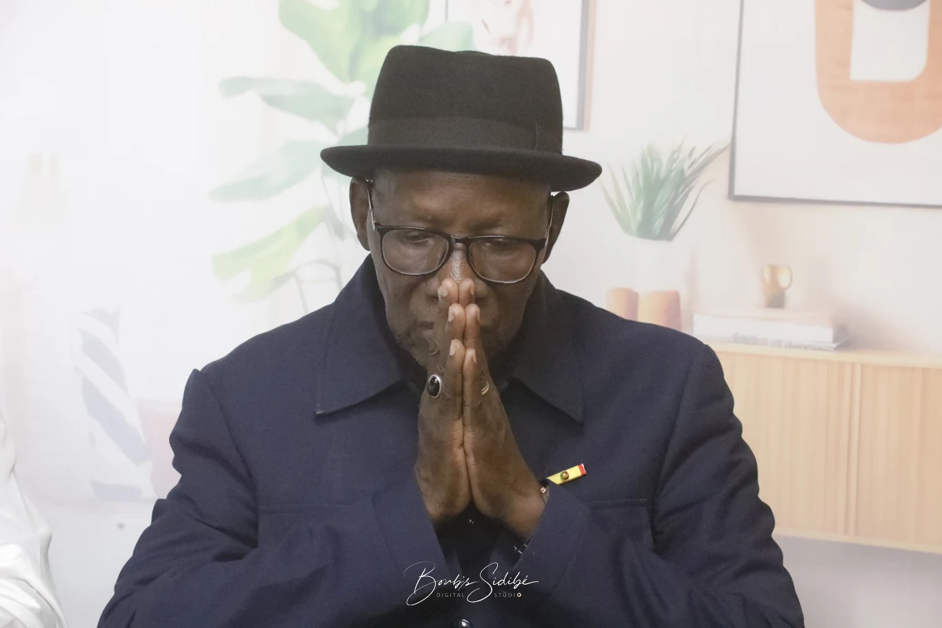 Abdoulaye Benson Diakité, figure des médias maliens, photographié lors de la présentation de SOUD’ÂME organisée le 30 novembre 2023 au restaurant La Pirogue, à l’ACI 2000, Bamako, Mali.